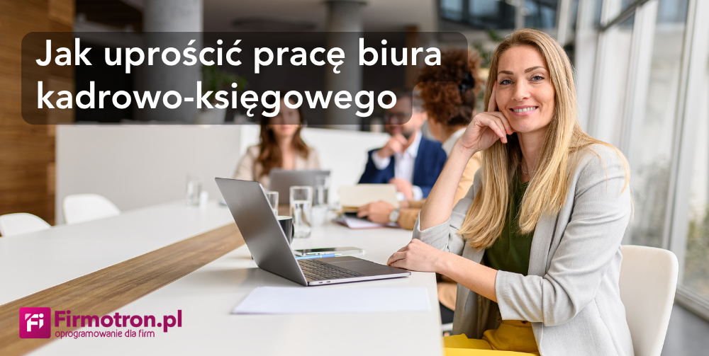 System kadrowy Kadry365 – kobieta pracująca przy laptopie w biurze kadrowo-księgowym